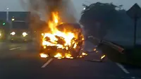 Tabrakan, Truk dan Mini Bus Terbakar di Tol Cikarang