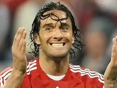 Aksi striker Bayern Muenchen asal Italia, Luca Toni di laga lanjutan Bundesliga melawan Bayer Leverkusen di Allianz-Arena, 12 Mei 2009. AFP PHOTO DDP / OLIVER LANG