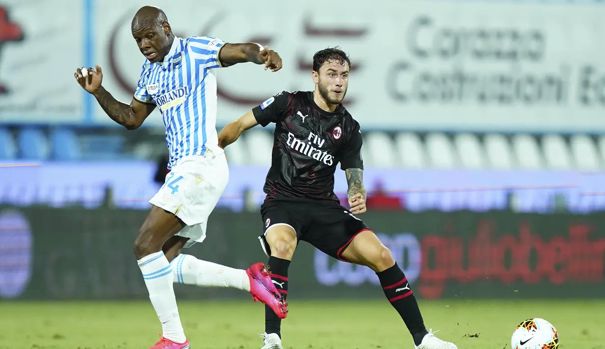 Pemain AC Milan Davide Calabria (kanan) menendang bola  saat menghadapi SPAL pada pertandingan Serie A di Stadion Paolo Mazza, Ferrara, Italia, Rabu (1/7/2020). Pertandingan berakhir dengan skor 2-2. (Spada/LaPresse via AP)