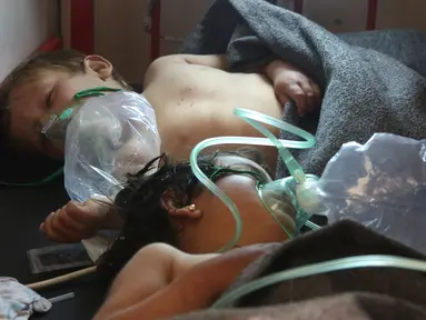 Anak-anak Suriah mendapatkan perawatan setelah diduga terkena serangan gas beracun di Kota Khan Sheikhun, yang berada di wilayah tengah Provinsi Idlib, Selasa (4/4). Akibatnya, sedikitnya 35 orang tewas, termasuk beberapa anak. (Mohamed al-Bakour/AFP)