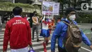 Aktivis lingkungan mengenakan kostum karakter Jepang saat aksi di depan Kedubes Jepang, Jakarta, Senin (4/10/2021). Aksi dilakukan untuk menyerahkan petisi penolakan pendanaan Jepang untuk pembangunan PLTU Indramayu 2 yang ditandatangani 10.002 orang dari 114 negara. (Liputan6.com/Johan Tallo)