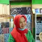Dalmini (52) bersama batik-batik warna alam hasil karya perempuan Desa Kebon. (Foto: Liputan6.com/Anugerah Ayu)