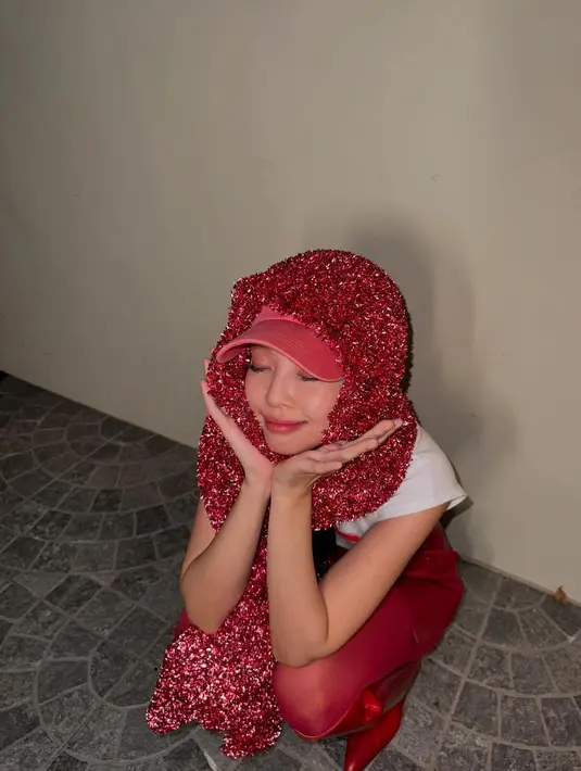 Penampilannya kian stand out dengan shimmer shawl yang dililitkan di atas topi merahnya.  [@jennierubyjane].