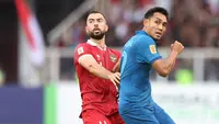 Pemain Timnas Thailand, Teerasil Dangda (kanan) mendapat kawalan ketat pemain Indonesia, Jordi Amat dalam laga matchday ketiga Grup A Piala AFF 2022 di Stadion Utama Gelora Bung Karno, Senayan, Jakarta, Kamis (29/12/2022) sore WIB. (Bola.com/Bagaskara Lazuardi)