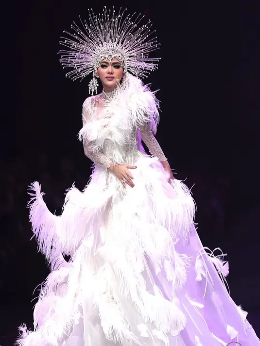 Syahrini tampil memukau dengan mengenakan hiasan kepala seperti jarum-jarum. (Foto: instagram.com/princessyahrini)