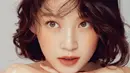 Gong Seung Yeon merupakan salah satu artis Korea yang punya mata indah menawan. Warna bola mata yang coklat membuat ia semakin cantik. (Foto: allkpop.com)