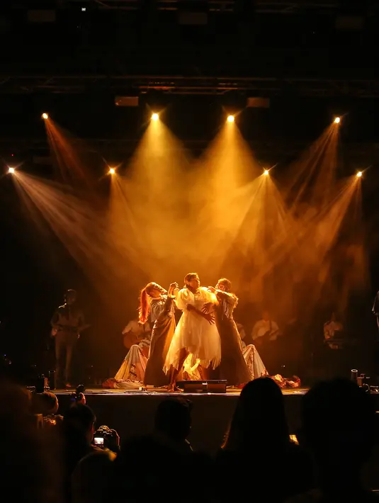 Beberapa tahun lalu Nadin menyebut konser tersebut tak akan terulang. Namun ini menjadi sesuatu yang spesial untuk anniversary We The Fest ke-10. [Foto: Adrian Putra/Fimela]