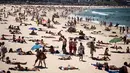 Warga Australia menghabiskan waktunya di pantai Bondi Sydney selama gelombang panas yang melanda wilayah Australia, (20/11/2015). Badan Meteorologi Australia mencatat suhu mencapai lebih dari 40 derajat celsius dan akan meningkat. (REUTERS/Jason Reed)