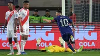 Lionel Messi kembali menjadi pembeda bagi Timnas Argentina. Kali ini sang megabintang menjadi penentu kemenangan Timnas Argentina dengan mencetak dua gol berkelas dunia ke gawang tuan rumah Peru pada laga lanjutan Kualifikasi Piala Dunia 2026 Zona Conmebol di National Stadium, Lima, Peru, Rabu (18/10/2023) pagi WIB. Dalam laga yang berkesudahan 2-0 tersebut, La Pulga mencetak gol-golnya pada menit ke-32 dan 42. Dengan hasil ini, Tim Tango makin kukuh di puncak klasemen dengan poin sempurna 12 dari 4 kali bertanding. (AFP/Ernesto Benavides)