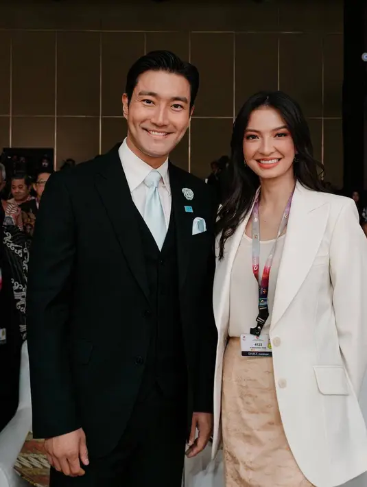 Dikenal cukup akrab dengan Siwon Choi, begini potretnya yang tampil menawan kenakan tank top, blazer dan rok tenun. [@ralineshah].