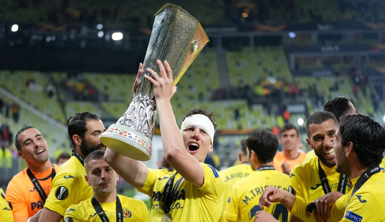 Juan Foyth. Setelah semusim dipinjamkan Tottenham Hotspur ke Villarreal, bek 23 tahun ini dikontrak permanen mulai musim ini dengan biaya 15 juta euro. Selama semusim memperkuat Villarreal ia tampil dalam 73 laga dengan mencetak 2 gol dan meraih gelar Liga Europa. (Foto: AFP/Pool/Michael Sohn)
