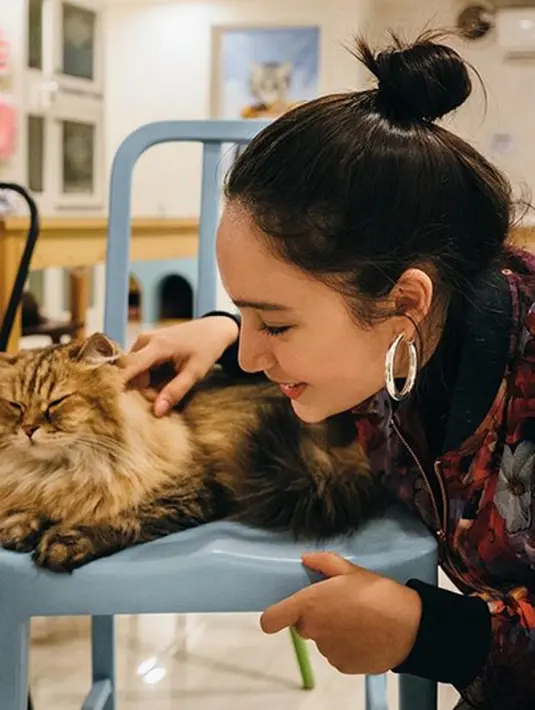 Anting kekinian yang dimiliki Tatjana pastinya membuat penampilannya menjadi lebih anggun. Seperti di foto ini, Tatjana cantik banget pakai Hoop Earringsnya dan pastinya lebih bergaya retro. (Instagram/tajanasaphira)