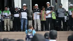 Direktur SDM dan Umum PT ASABRI Herman Hidayat (tengah) memberikan sambutan saat pelepasan Mudik Gratis Bersama BUMN di Kantor PT ASABRI, Jakarta, Minggu (10/6). Program mudik gratis ini merupakan edisi perdana PT ASABRI. (Merdeka.com/Iqbal S. Nugroho)