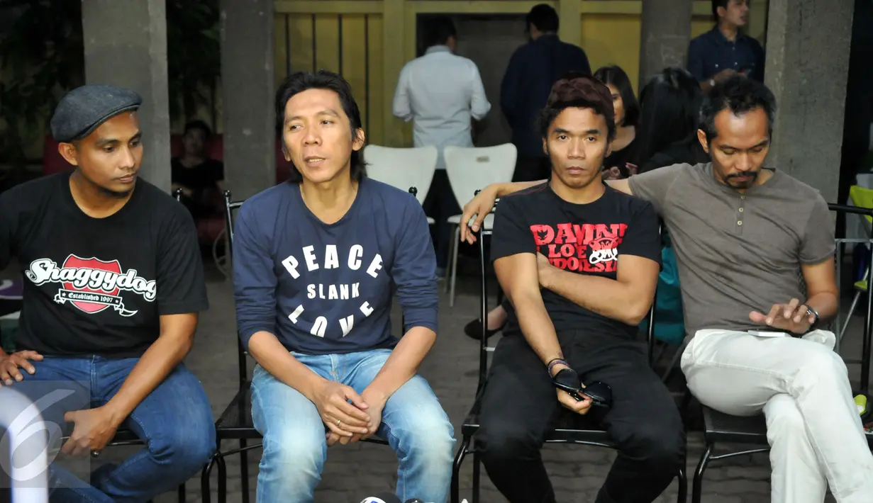 Slank menggelar konferensi pers terkait peluncuran single terbaru mereka bertajuk “Halal”, Jakarta, Rabu (24/6/2015). Selain preskon single mereka, Slank juga memberikan sumbangan untuk sejumlah panti asuhan. (Liputan6.com/Panji Diksana)