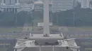Suasana Ibu Kota yang diselimuti kabut di Jakarta, Selasa (10/7). Polusi di Jakarta menurut BreezoMeter bersumber dari asap kendaraan bermotor, pembakaran lahan, kegiatan memasak, aktivitas pabrik, dan asap rokok. (Merdeka.com/Iqbal S. Nugroho)
