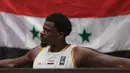 Pemain Timnas Basket Suriah, Brandon Jerome Peterson duduk di bangku cadangan saat melawan Timnas Basket Uni Emirat Arab pada laga hari pertama Indonesia International Basketball Invitational 2023 melawan Suriah di Indonesia Arena, Senayan, Jakarta, Rabu (02/08/2023). Laga dimenangankan oleh UEA dengan skor 63-61. (Bola.com/Bagaskara Lazuardi)
