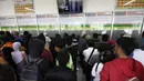 Menjelang akhir tahun, calon penumpang menyerbu Stasiun Senen untuk membeli tiket dengan tujuan terbanyak Semarang, Jakarta, Selasa (25/11/2014). (Liputan6.com/Faizal Fanani)