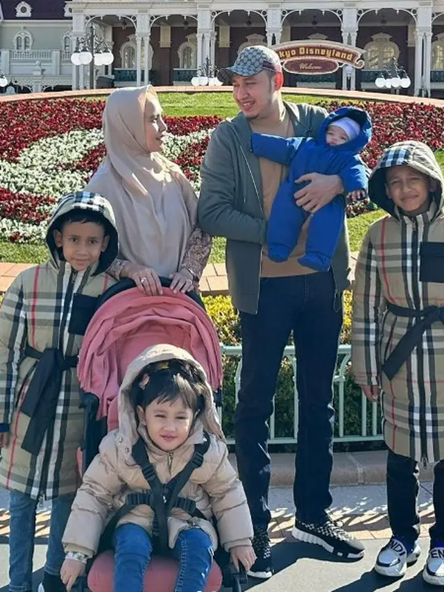 Kartika Putri bersama keluarga (Instagram/kartikaputriworld)