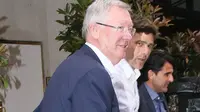 Sir Alex Ferguson (kanan), Mauricio Pochettino (tengah), dan Jesus Perez (kiri) tertangkap kamera setelah melakukan pertemuan rahasia di sebuah restoran di London, Inggris, Selasa (10/5/2016) (Sky Sports)