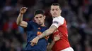 Gelandang Arsenal, Granit Xhaka berebut bola dengan pemain Valencia, Goncalo Guedes dalam leg pertama semifinal Liga Europa di Emirates Stadium, Jumat (3/5/2019). Sempat tertinggal, Arsenal berhasil mengalahkan tamunya, Valencia dengan skor 3-1. (AP/Kirsty Wigglesworth)