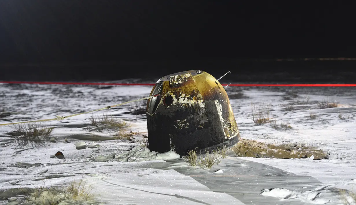 Kapsul pembawa pulang wahana antariksa Chang'e-5 mendarat di Siziwang, China, 17 Desember 2020. Kapsul pembawa pulang wahana antariksa China tersebut mendarat di Bumi pada Kamis (17/12) dini hari. (Xinhua/Lian Zhen)