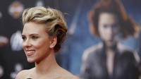 Scarlett Johansson sangat kesal mendengar dirinya masuk dalam daftar wanita yang akan menjadi kekasih Tom Cruise. (Matt Sayles / AP Photo)
