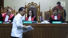 Bupati Hulu Sungai Tengah (HST) nonaktif, Abdul Latif saat menjalani sidang pembacaan tuntutan di Pengadilan Tipikor, Jakarta, Senin (6/8). Abdul Latif dituntut hukuman pidana selama 8 tahun dan denda Rp 600 juta. (Liputan6.com/Helmi Fithriansyah)