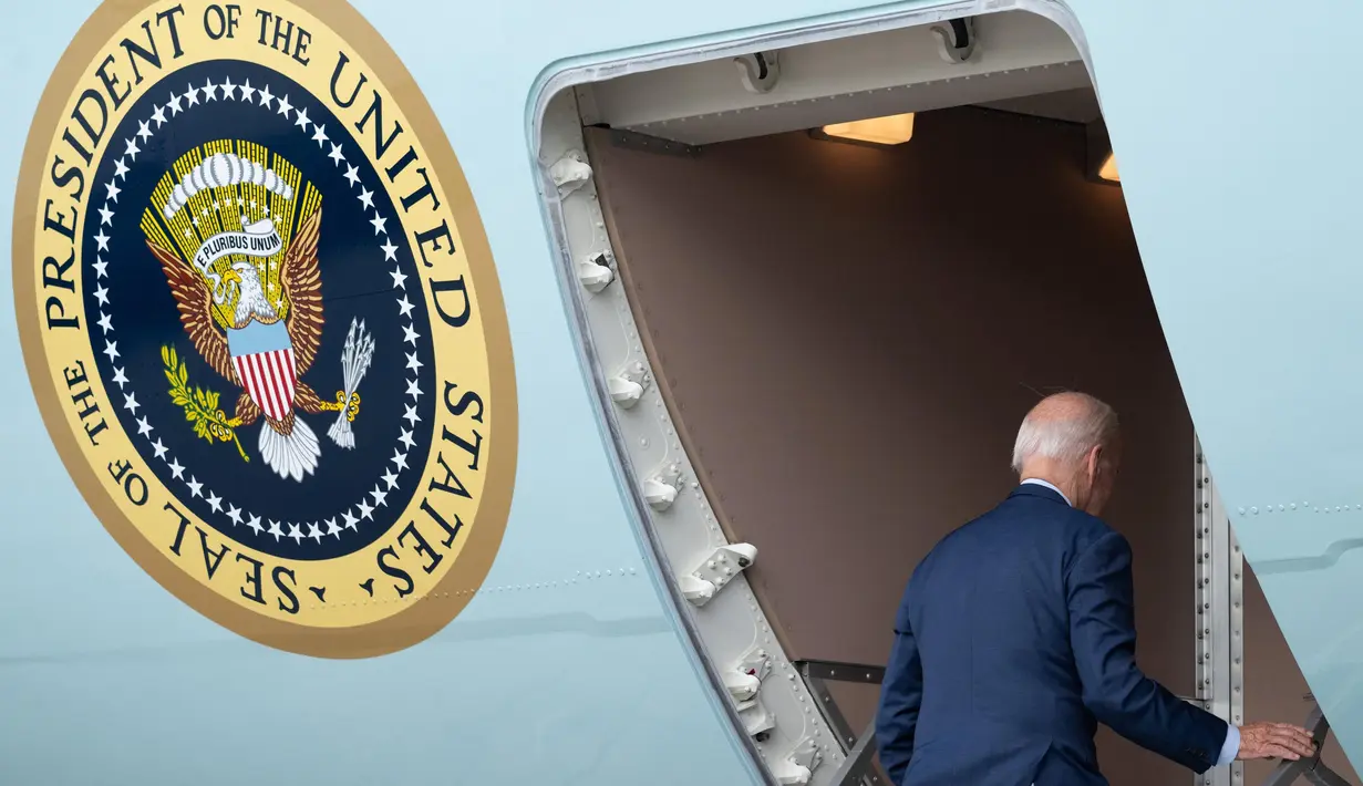 Presiden AS Joe Biden menaiki Air Force One di Pangkalan Gabungan Andrews di Maryland pada tanggal 7 September 2023. (SAUL LOEB/AFP)