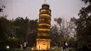 Pengunjung mengamati replika Menara Pisa di sebuah taman umum di New Delhi, 4 Februari 2020. Barang-barang bekas seperti besi batangan, suku cadang mobil, dan pipa dimanfaatkan untuk membuat tujuh keajaiban dunia yang ikonis di taman umum itu yang sukses menarik banyak pengunjung. (Xinhua/Javed Dar)