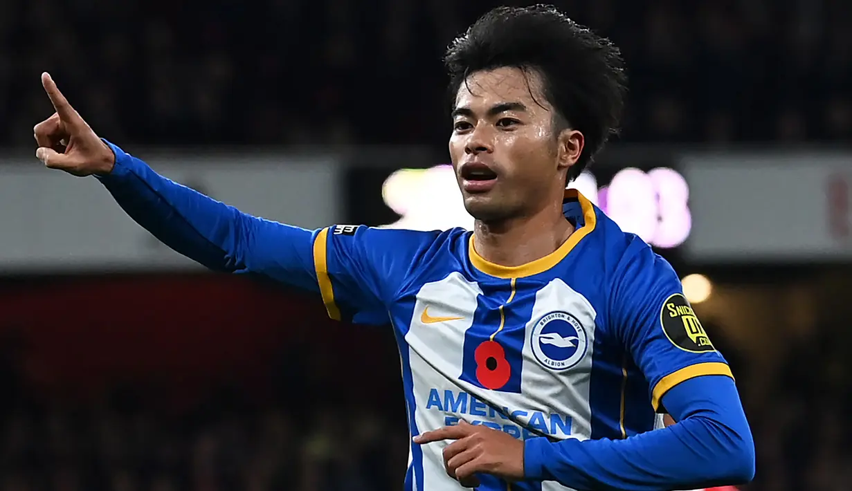 Jika ada pertanyaan siapa pemain Asia paling cemerlang sinarnya di kompetisi Eropa saat ini? Tak diragukan lagi, jawabnya adalah Kaoru Mitoma, pemain asal Jepang yang tampil impresif bersama Brighton and Hove Albion di Liga Inggris musim 2022/2023. Seperti apa sih sosoknya? Yuk kita kenalan lebih dekat dengan pemain berusia 25 tahun yang kini masuk radar pembelian MU musim depan. (AFP/Glyn Kirk)