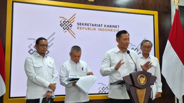 Menteri Koordinator Bidang Infrastruktur dan Pembangunan Wilayah Agus Harimurti Yudhoyono (AHY) usai rapat bersama Presiden Prabowo Subianto di Kompleks Istana Kepresidenan Jakarta, Senin (16/12/2024). (Liputan6.com/Lizsa Egeham)
