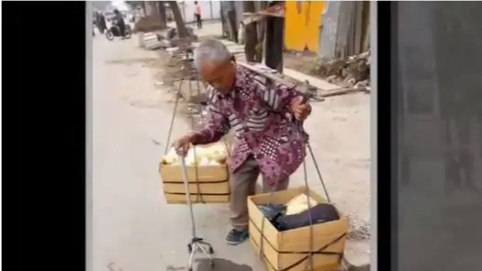 Perjuangan Kakek Bertongkat Jualan Keripik