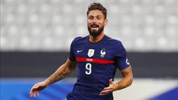 Striker Prancis, Olivier Giroud, melakukan selebrasi usai mencetak gol ke gawang Ukraina pada laga uji coba di Stade deFrance, Kamis (8/10/2020). Prancis menang dengan skor 7-1. (AP Photo/Francois Mori)