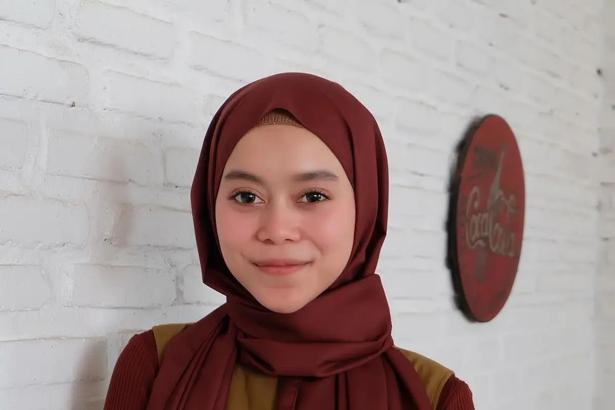 10 Potret Transformasi Gaya Hijab Lesti Kejora dari Awal Karier hingga Punya Anak