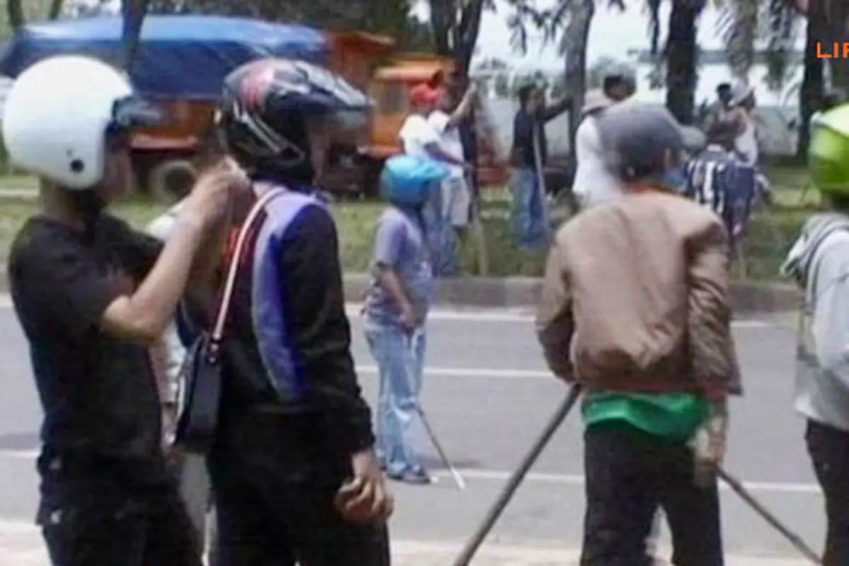 buruh-bentrok-cikarang-131031c.jpg
