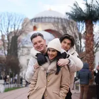 Berlibur ke luar negeri, Maudy Koesnaedi tampil stylish dalam balutan busana khas musim dingin. [Foto: Instagram/ Maudykoesnaedi]