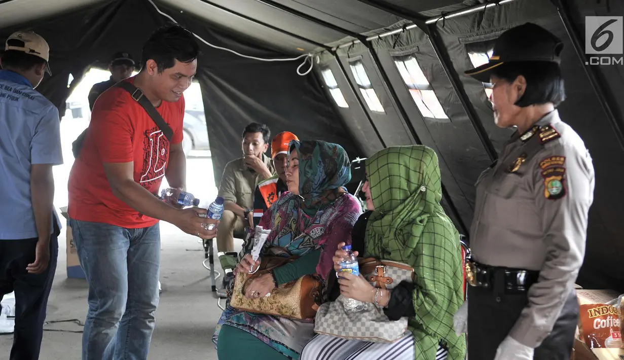 Sejumlah keluarga korban pesawat jatuh Lion Air JT 610 saat mendatangi posko di Pelabuhan Tanjung Priok, Jakarta, Selasa (30/10). Mereka datang karena ingin melihat barang-barang milik kerabat yang ditemukan tim evakuasi. (Merdeka.com/Iqbal S. Nugroho)