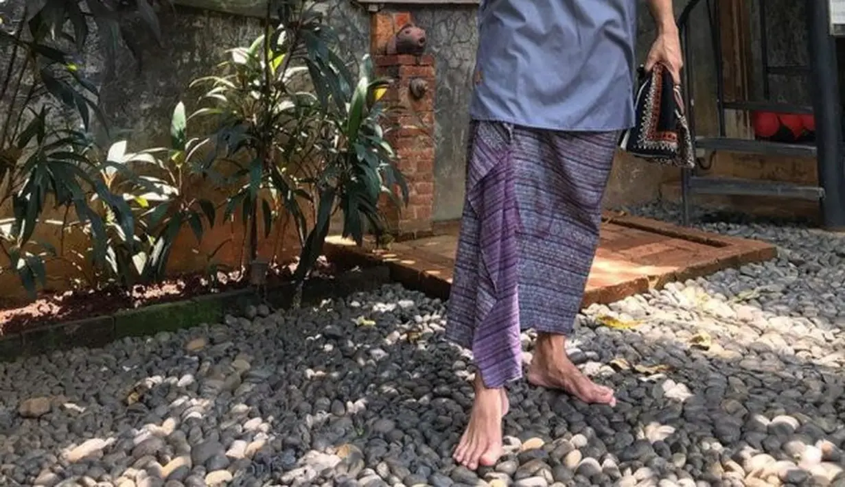<p>Rumah Anjasmara mempunyai kesan tradisional. Lihat saja pajangan pintu kayu berserta ukiran. [Foto: Instagram @anjasmara]</p>
