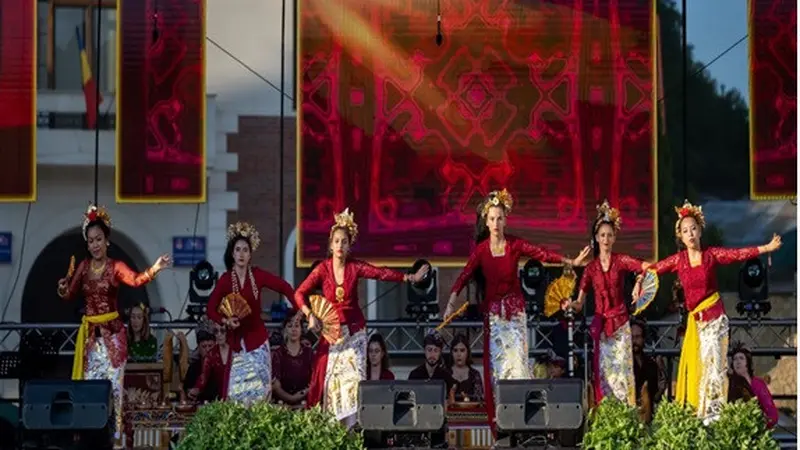 KBRI Bucharest bekerja sama dengan komunitas seni Indonesia di Bucharest menggelar Pentas Seni Budaya pada Festival Internasional Ceahlaul Piatra Neamț 2022 dalam rangka peringatan Hari Ulang Tahun (HUT) Kemerdekaan RI ke-77. (Dok: Kemlu RI)