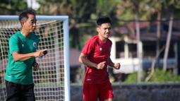 Latihan kali ini masih difokuskan pada penguatan fisik pemain. Witan Sualeman dan Egy Maulana Vikri yang baru saja bergabung juga tak ketinggalan untuk ikut dalam sesi ini. (Bola.com/Maheswara Putra)