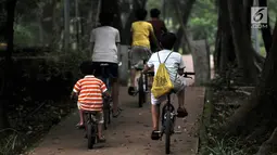 Anak-anak bermain sepeda di Taman Hutan Kota Tebet, Jakarta, Kamis (19/4). Pemprov DKI Jakarta mengalokasikan anggaran sebesar Rp 27 miliar untuk penataan hutan kota. (Merdeka.com/Iqbal Nugroho)