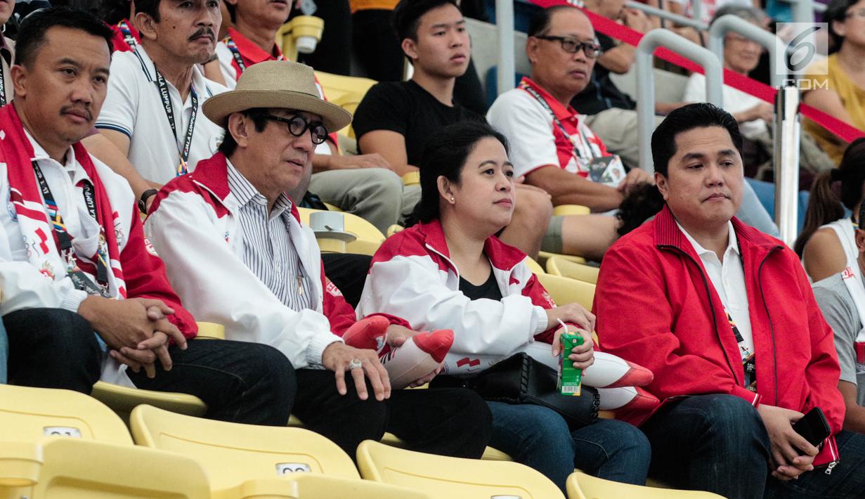 Menpora Imam Nahrawi, Menkumham Yasonna Laoly, Menko PMK Puan Maharani dan Ketua KOI, Erick Tohir menyaksikan pertandingan polo air putra Indonesia melawan Filipina di National Aquatic Centre, Kuala Lumpur, Minggu (20/8). (Liputan6.com/Faizal Fanani)