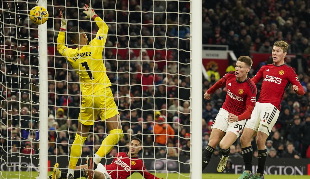 Kiper Chelsea, Robert Sanchez (kiri), tidak dapat menjangkau bola dari sundulan pemain Manchester United, Scott McTominay (dua kanan), dalam pertandingan pekan ke-15 Liga Inggris 2023/2024 yang berlangsung di Old Trafford, Kamis (7/12/2023) dini hari WIB. (AP Photo/Dave Thompson)