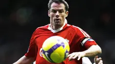 Liverpool's English defender Jamie Carragher competes for the ball against Fulham during their English Premier League football match at Anfield in Liverpool, north west England on November 22, 2008. AFP PHOTO/PAUL ELLIS