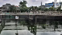 Warga saat melakukan perawatan rutin di keramba lele di Situ Rawa Badung, Cakung, Jakarta, Senin (15/2/2021). Para pemilik keramba lele di Situ Rawa Badung ialah mereka yang terdampak pengurangan pekerja akibat Covid-19. (merdeka.com/Iqbal S Nugroho)