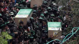 Sejumlah peti jenazah pejuang Hamas yang tewas di Deir el-Balah dibawa untuk dimakamkan di Jalur Gaza (6/5). Media Gaza melaporkan ledakan itu adalah "kecelakaan kerja", akibat kesalahan penanganan bahan peledak. (AP/Khalil Hamra)