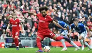 Penyerang Liverpool, Mohamed Salah, mengambil eksekusi penalti yang sukses membobol gawang Everton dalam laga pekan kesembilan Liga Inggris 2023/2024 di Anfield, Sabtu (21/10/2023) malam WIB. Liverpool menang 2-0 dalam laga ini. (Paul ELLIS / AFP)