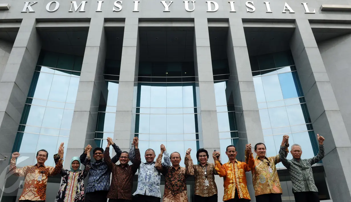 Pimpinan Komisi Yudisial bersama pimpinan KPK berfoto bersama usai melakukan pertemuan di gedung Komisi Yudisial, Jakarta, Rabu (6/1/2016). Pertemuan berlangsung tertutup dan membahas pembaharuan MoU kedua lembaga. (Liputan6.com/Helmi Fithriansyah)