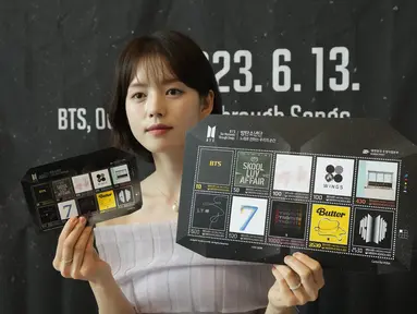 Seorang model memperlihatkan selembar prangko menandai peringatan 10 tahun debut band K-Pop BTS di sebuah kantor pos di Seoul, Korea Selatan, Senin (12/6/2023). Kantor pos mulai menjual prangko tersebut pada Selasa (13/6). (AP Photo/Ahn Young-joon)