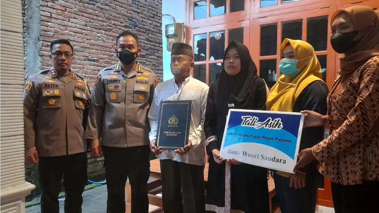 Keluarga polisi kokrban tragedi Kanjuruhan Malang mendapat santunan dari Polda Jatim. (Dian Kurniawan/Liputan6.com)
